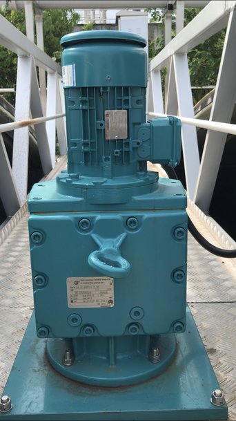 污水搅拌行业解决方案:高性能减速机为恶劣工况保驾护航